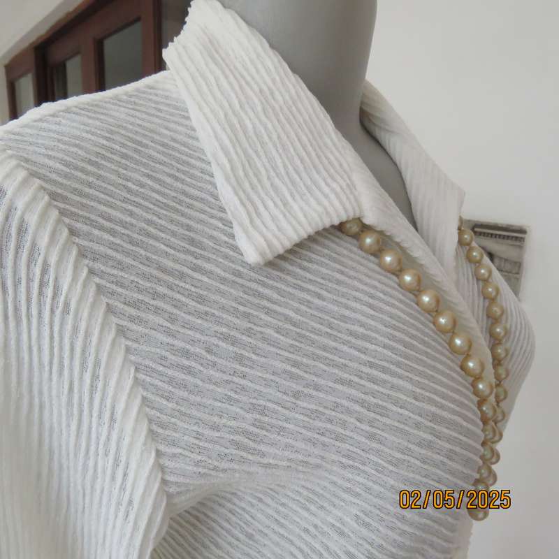 TOPIC luxury light cream poly-lurex stretch textured top size 34.
