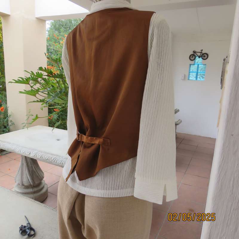 DUCHINI waistcoat in genuine brown stitched leather. Satin back. Size 34.