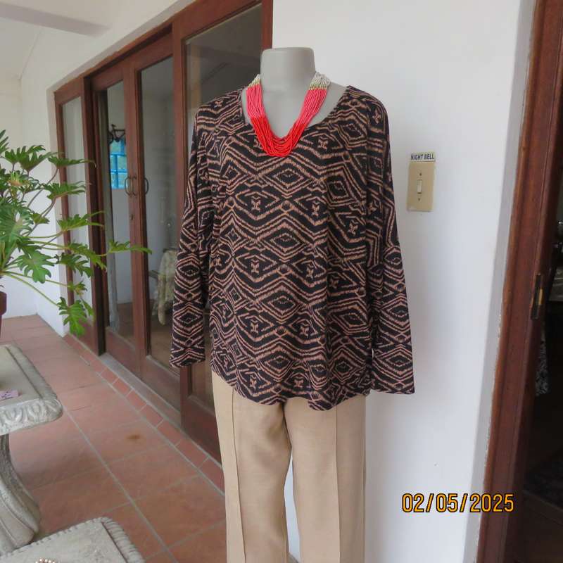 Black stretch polycotton slip over top with peach zig-zag-diamond patterns. Size 40.