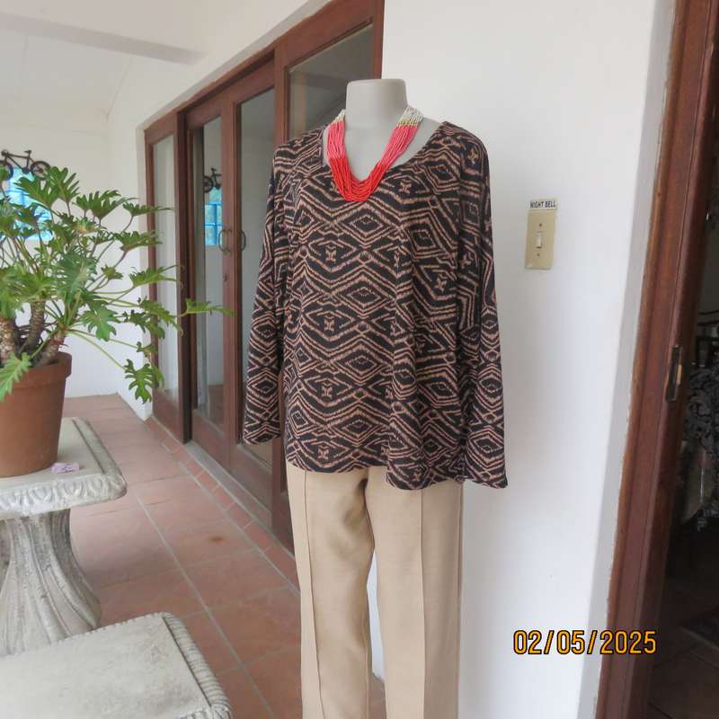Black stretch polycotton slip over top with peach zig-zag-diamond patterns. Size 40.