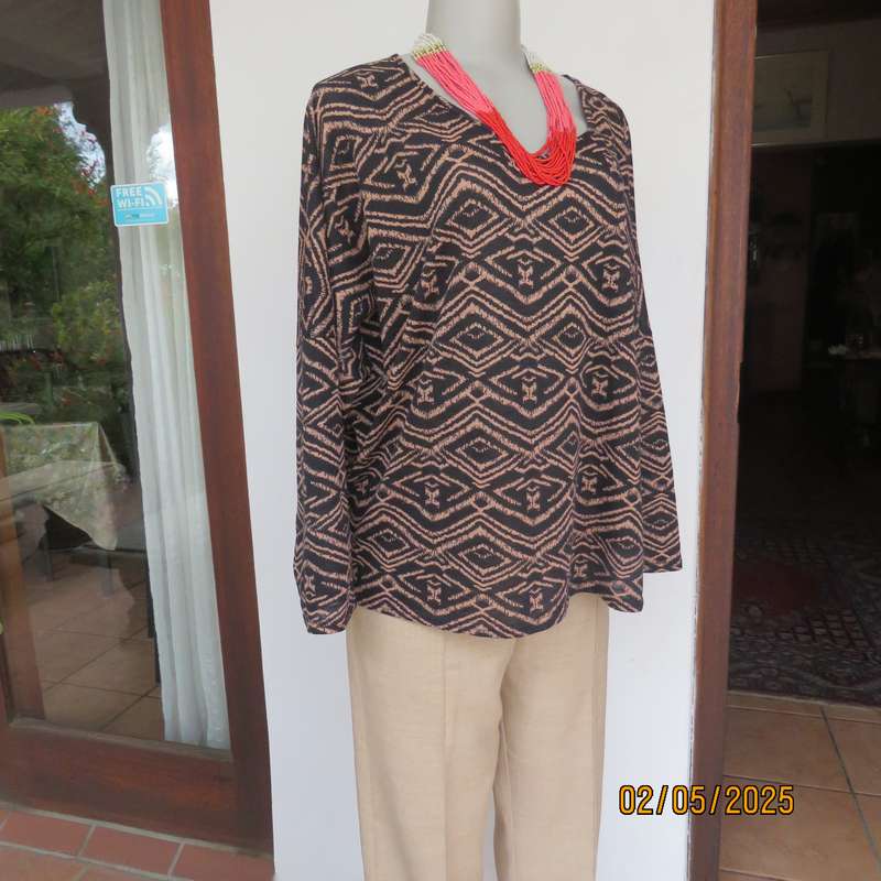 Black stretch polycotton slip over top with peach zig-zag-diamond patterns. Size 40.