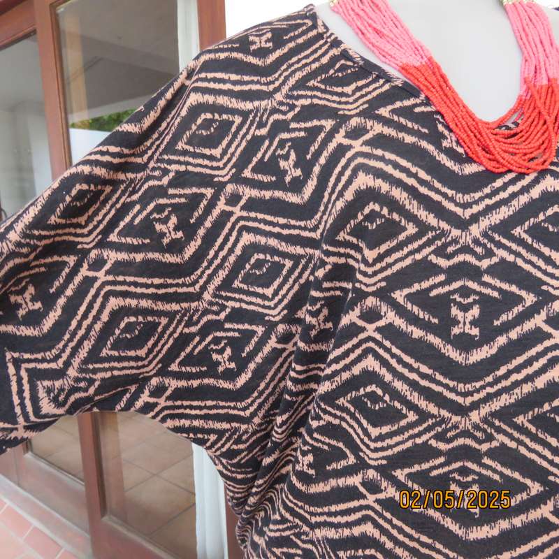 Black stretch polycotton slip over top with peach zig-zag-diamond patterns. Size 40.