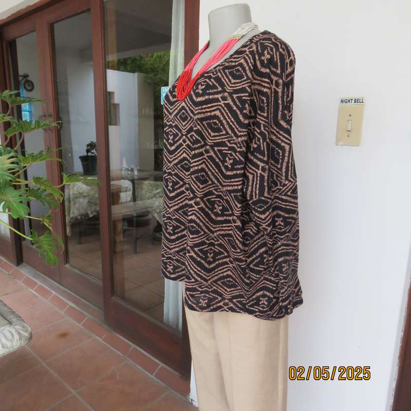 Black stretch polycotton slip over top with peach zig-zag-diamond patterns. Size 40.