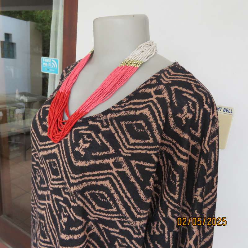 Black stretch polycotton slip over top with peach zig-zag-diamond patterns. Size 40.