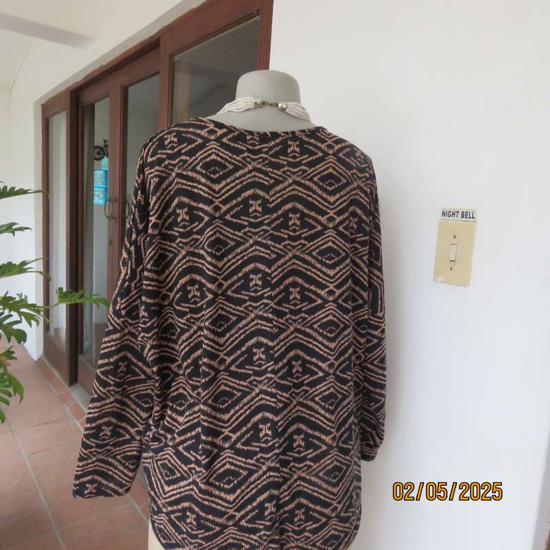 Black stretch polycotton slip over top with peach zig-zag-diamond patterns. Size 40.