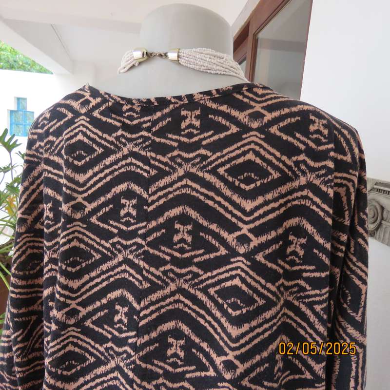 Black stretch polycotton slip over top with peach zig-zag-diamond patterns. Size 40.