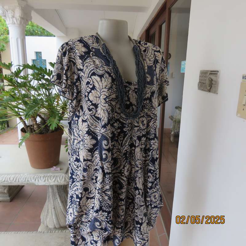 YALI Fashion navy and white patterned polycotton stretch long V neck top. Size 42