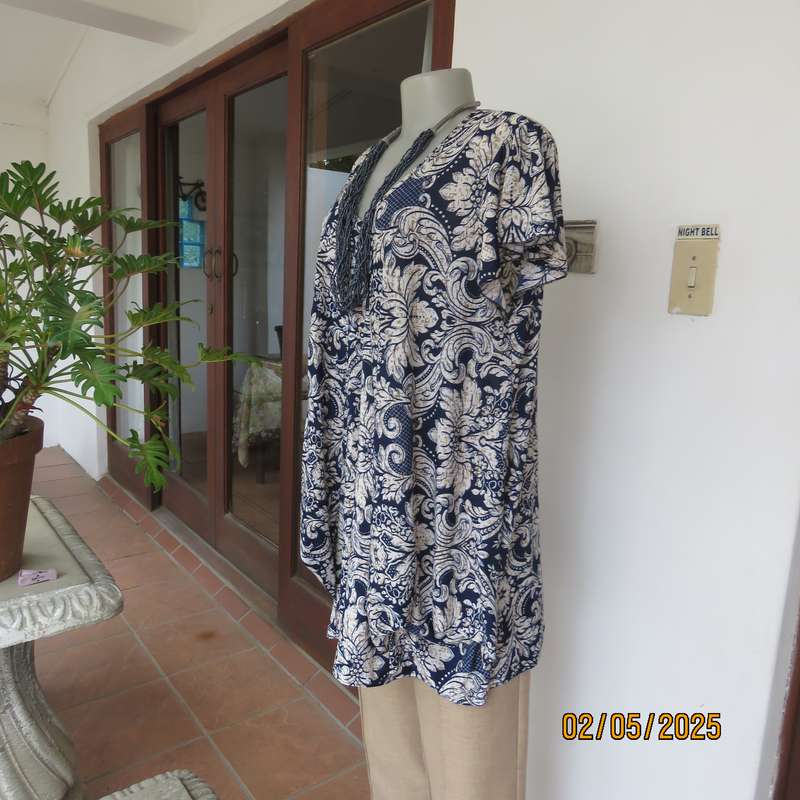 YALI Fashion navy and white patterned polycotton stretch long V neck top. Size 42
