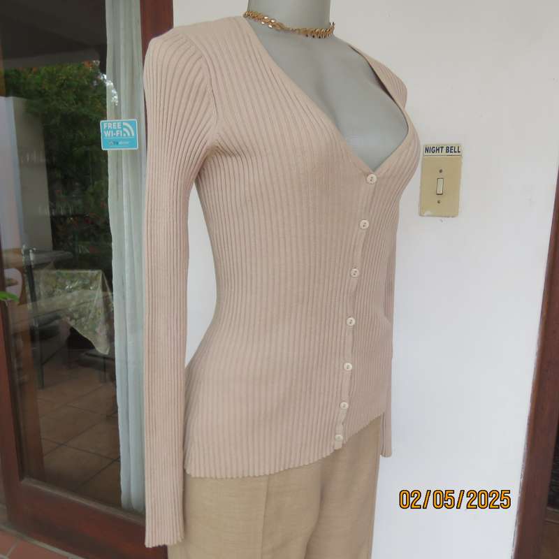FOSHINI granola beige viscose-nylon blend stretch knitted long sleeve cardigan. Size 36.
