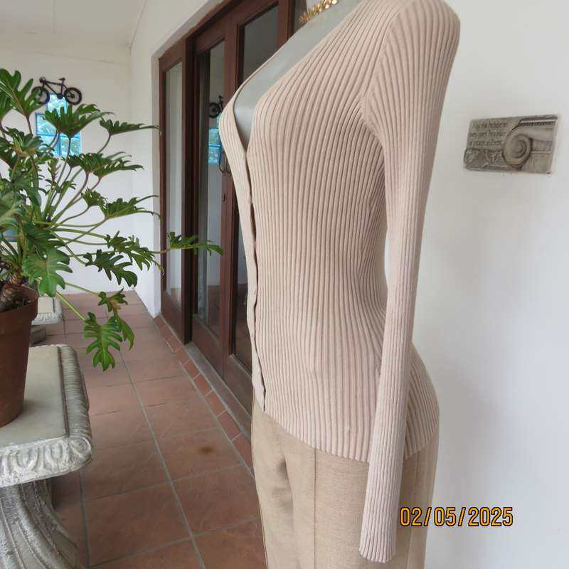 FOSHINI granola beige viscose-nylon blend stretch knitted long sleeve cardigan. Size 36.