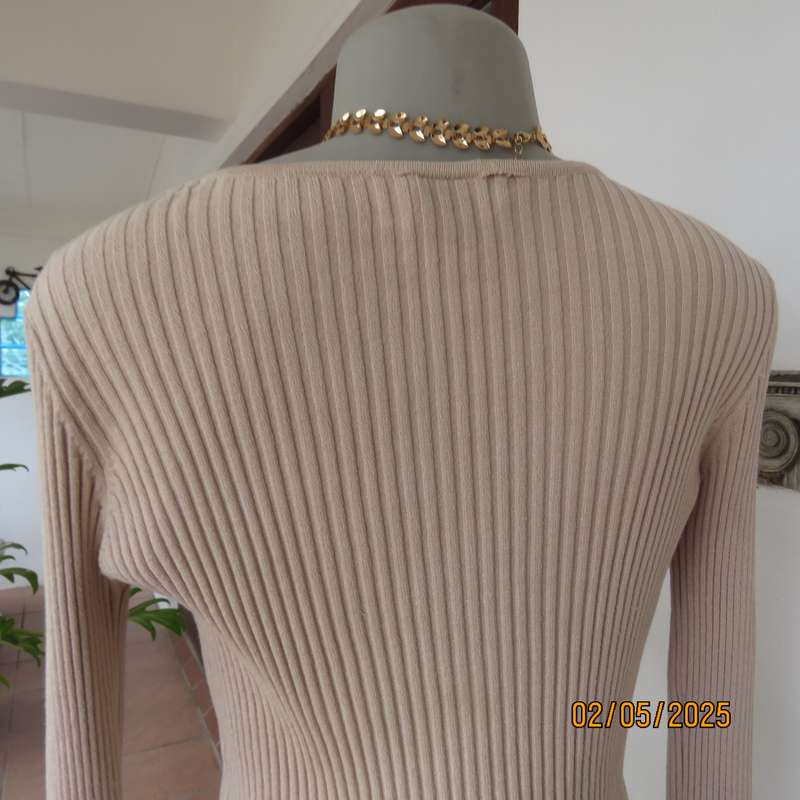 FOSHINI granola beige viscose-nylon blend stretch knitted long sleeve cardigan. Size 36.
