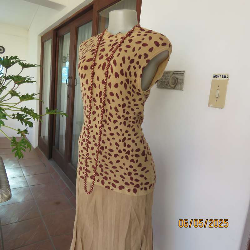 PRIVATE PROPERTY dark cream knitted crew neck top with dark burgundy animal print. Size 34-36