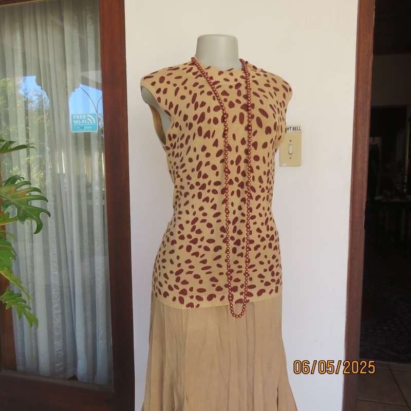 PRIVATE PROPERTY dark cream knitted crew neck top with dark burgundy animal print. Size 34-36