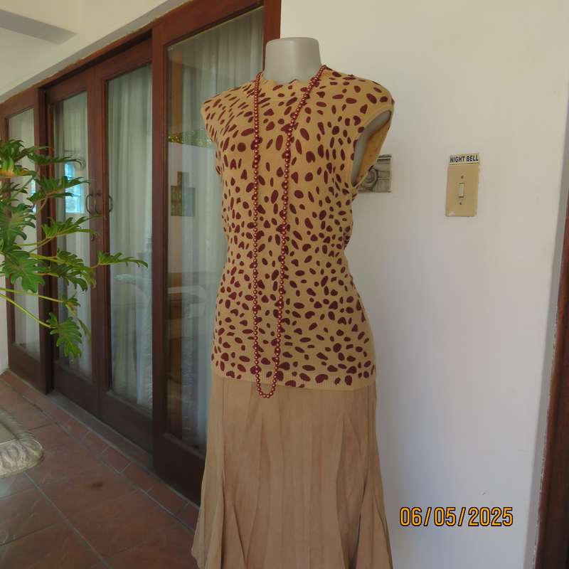 PRIVATE PROPERTY dark cream knitted crew neck top with dark burgundy animal print. Size 34-36
