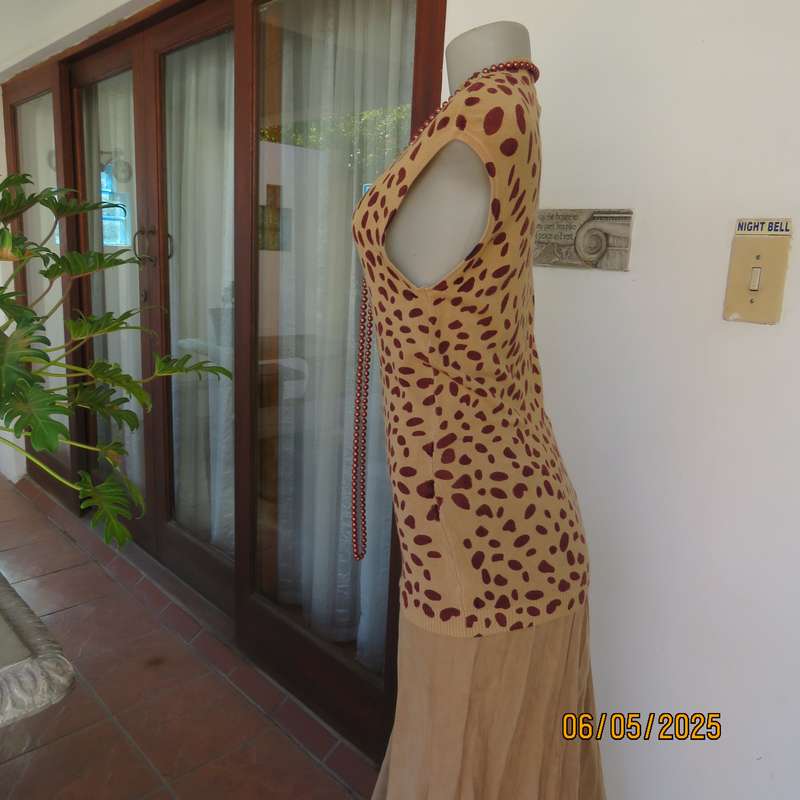 PRIVATE PROPERTY dark cream knitted crew neck top with dark burgundy animal print. Size 34-36