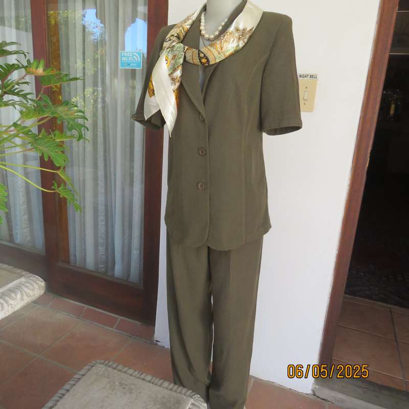 ML Classics dark olive green mottled 2pc pantsuit size 36. Short sleeves. 3 Button closure