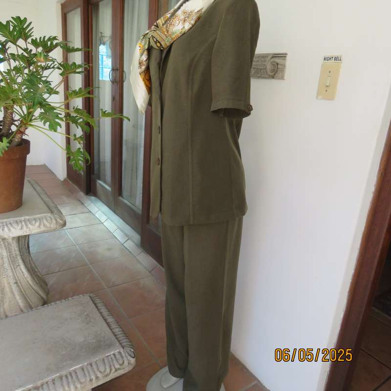 ML Classics dark olive green mottled 2pc pantsuit size 36. Short sleeves. 3 Button closure