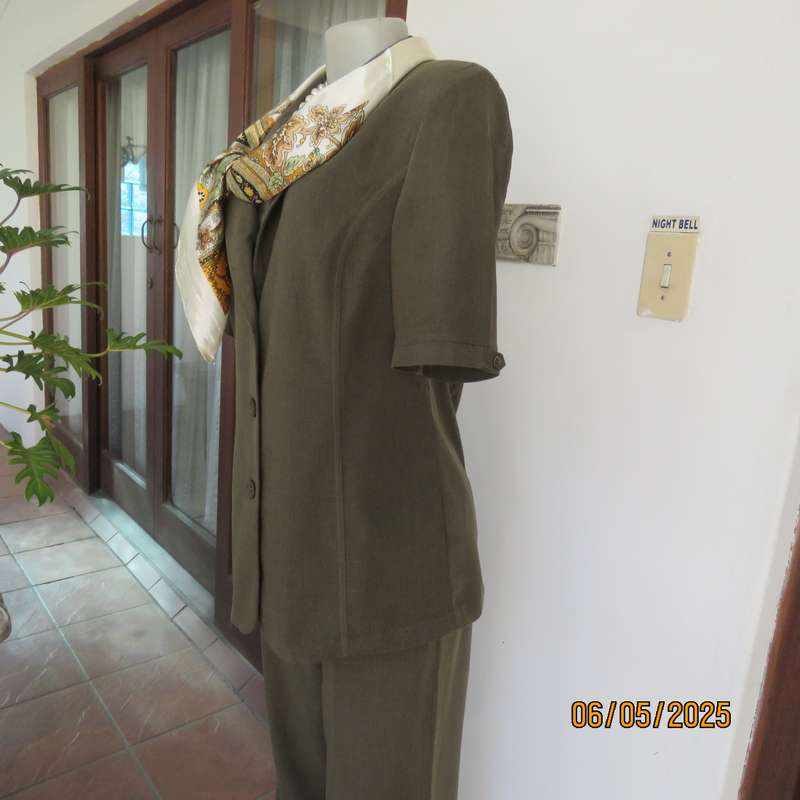 ML Classics dark olive green mottled 2pc pantsuit size 36. Short sleeves. 3 Button closure