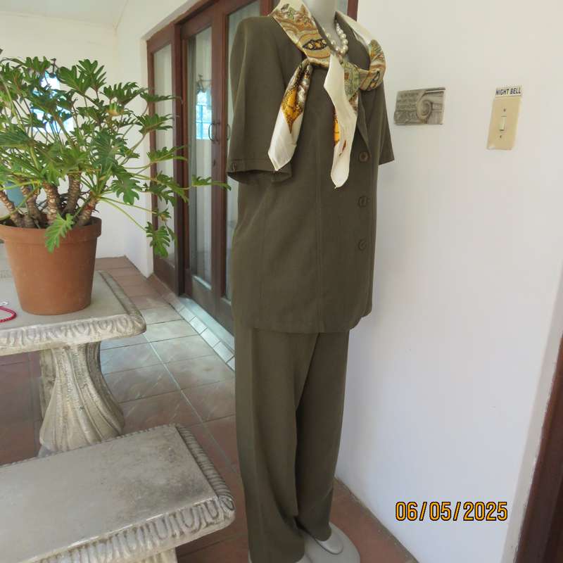 ML Classics dark olive green mottled 2pc pantsuit size 36. Short sleeves. 3 Button closure