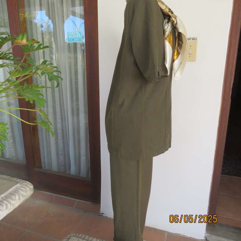 ML Classics dark olive green mottled 2pc pantsuit size 36. Short sleeves. 3 Button closure