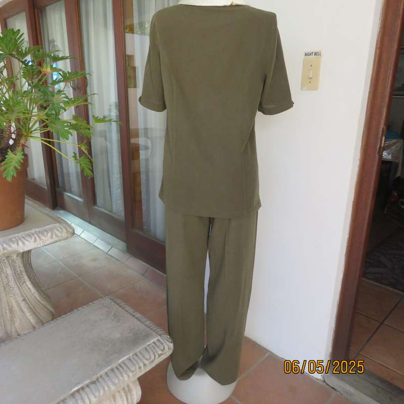 ML Classics dark olive green mottled 2pc pantsuit size 36. Short sleeves. 3 Button closure