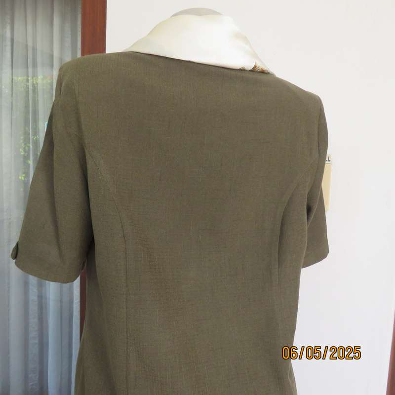 ML Classics dark olive green mottled 2pc pantsuit size 36. Short sleeves. 3 Button closure