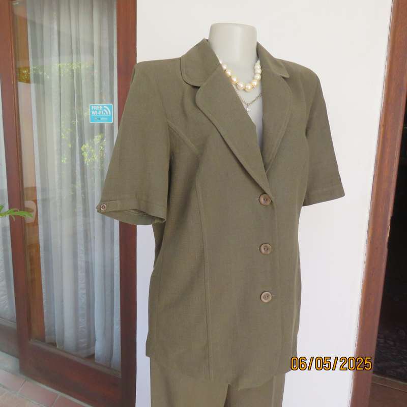 ML Classics dark olive green mottled 2pc pantsuit size 36. Short sleeves. 3 Button closure