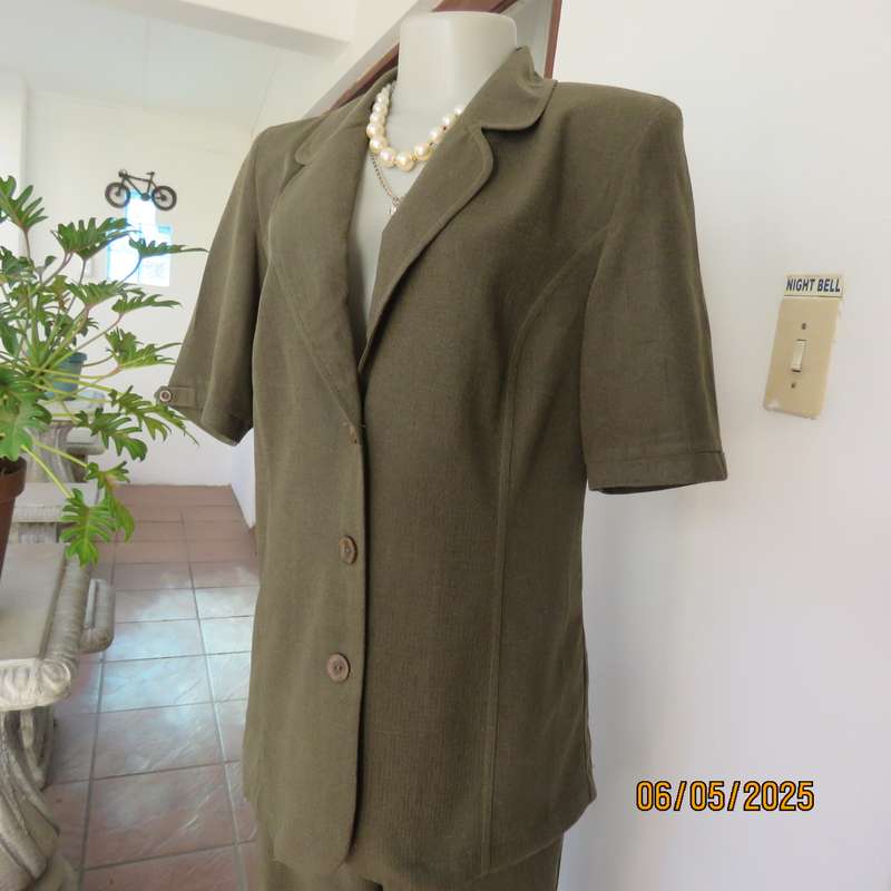 ML Classics dark olive green mottled 2pc pantsuit size 36. Short sleeves. 3 Button closure