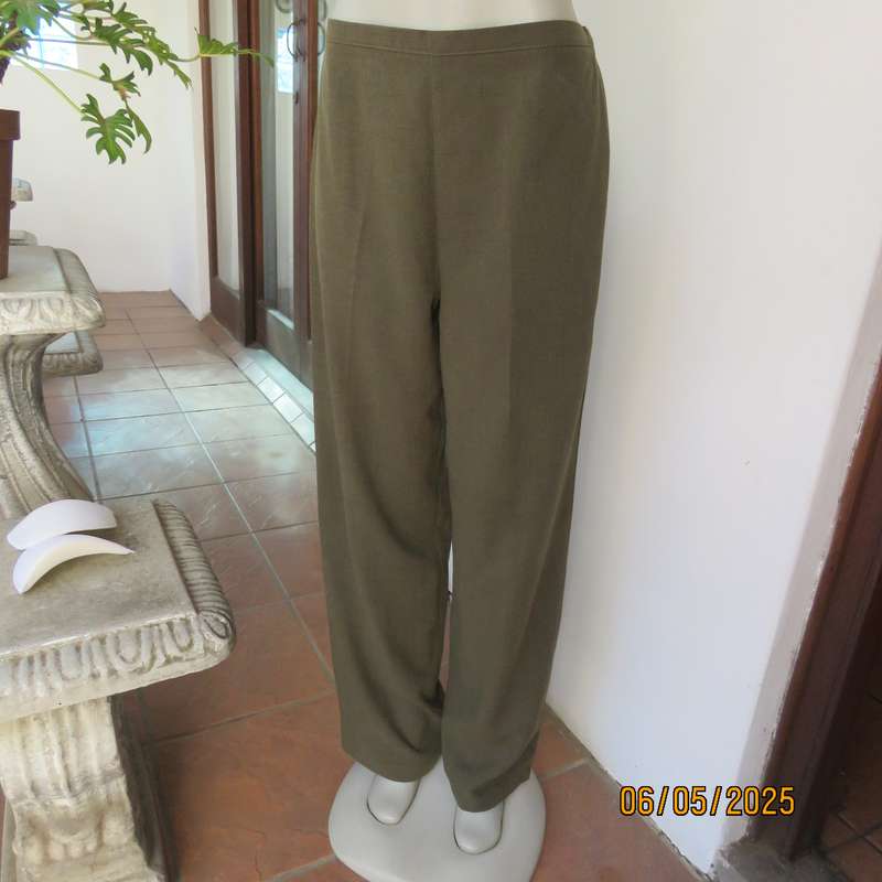 ML Classics dark olive green mottled 2pc pantsuit size 36. Short sleeves. 3 Button closure