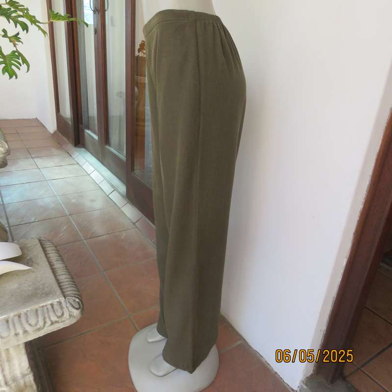 ML Classics dark olive green mottled 2pc pantsuit size 36. Short sleeves. 3 Button closure