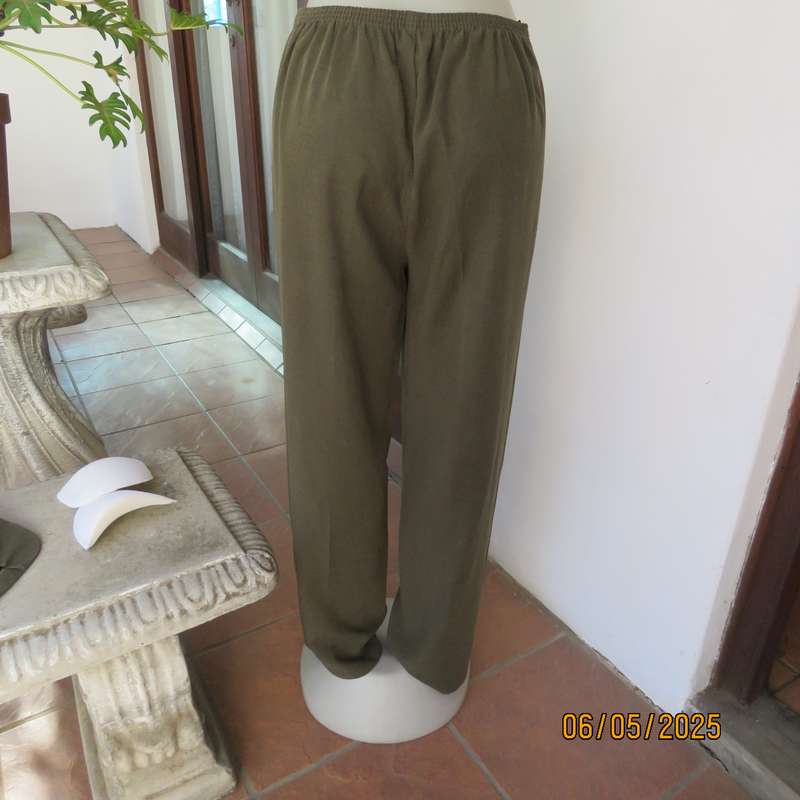 ML Classics dark olive green mottled 2pc pantsuit size 36. Short sleeves. 3 Button closure