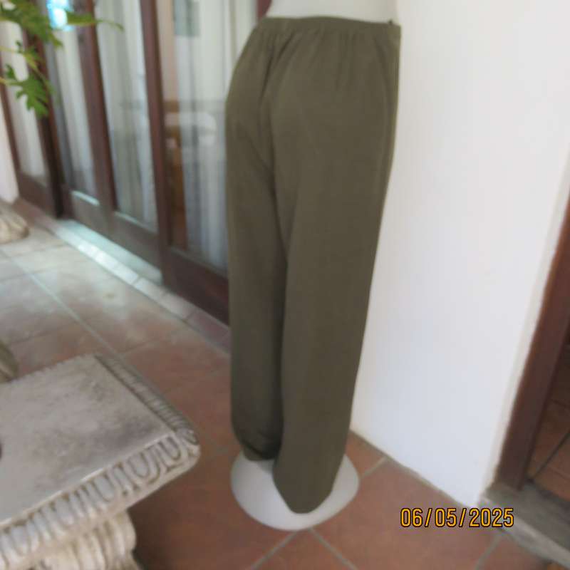 ML Classics dark olive green mottled 2pc pantsuit size 36. Short sleeves. 3 Button closure