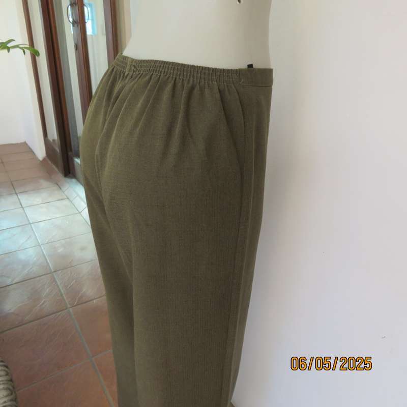 ML Classics dark olive green mottled 2pc pantsuit size 36. Short sleeves. 3 Button closure