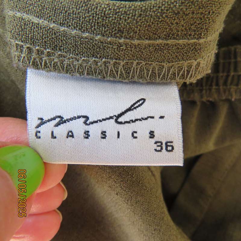 ML Classics dark olive green mottled 2pc pantsuit size 36. Short sleeves. 3 Button closure