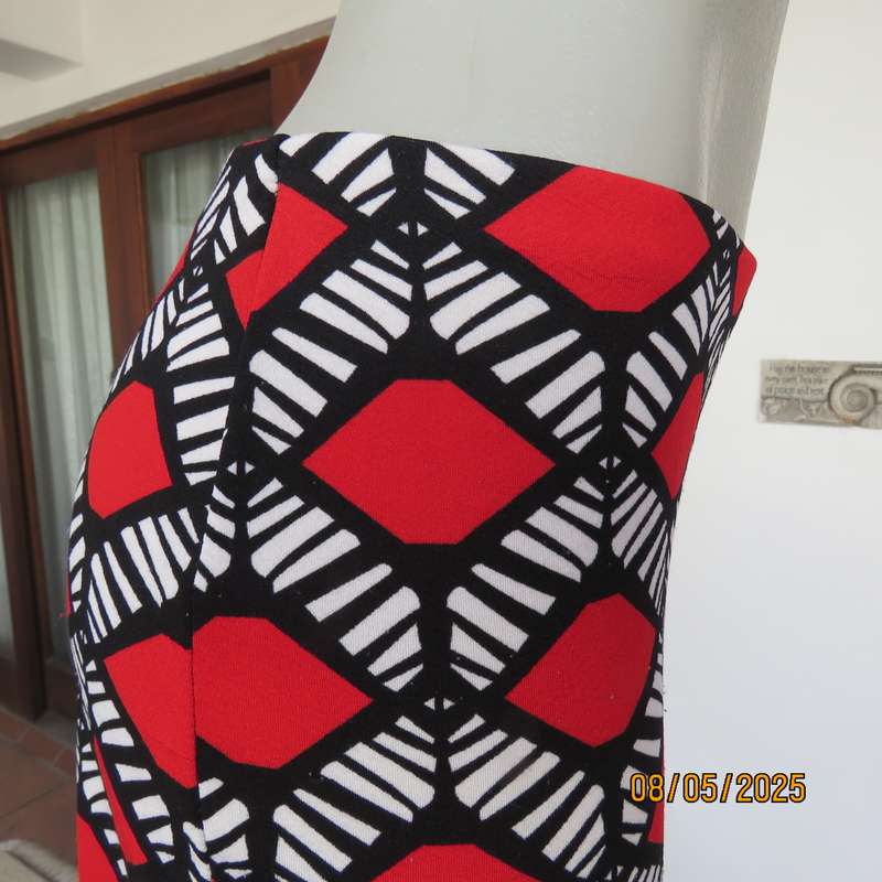 AUDACITY red-black-white geometric printed stretch polyester bodycon skirt size 36.