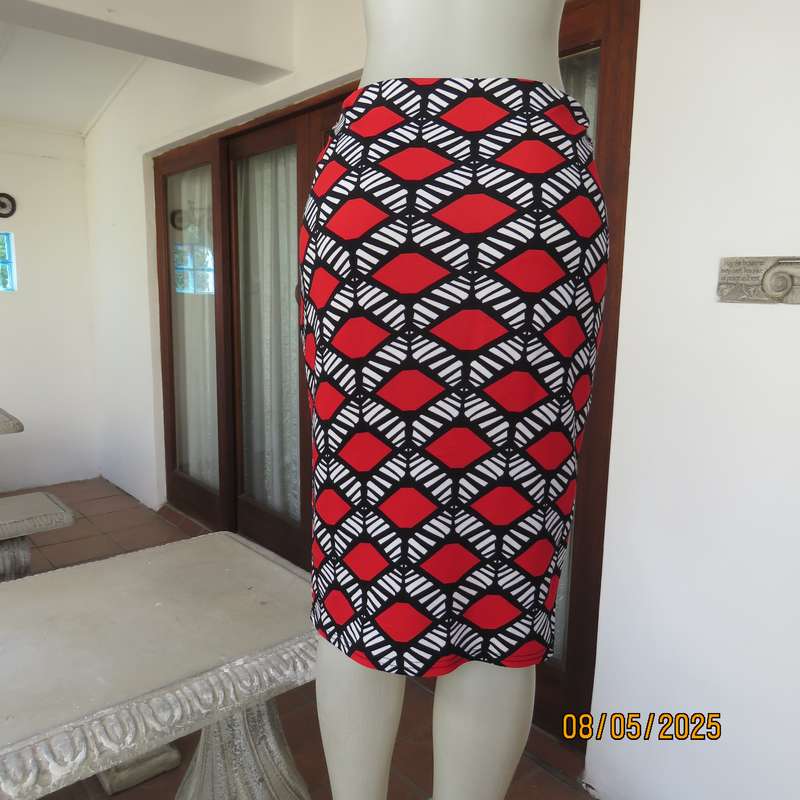AUDACITY red-black-white geometric printed stretch polyester bodycon skirt size 36.