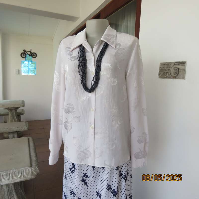 WOOLWORTHS white crinkled leaf embossed long sleeve top in size 38.