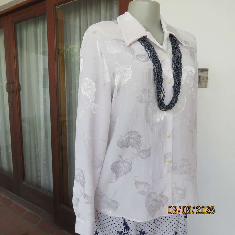 WOOLWORTHS white crinkled leaf embossed long sleeve top in size 38.