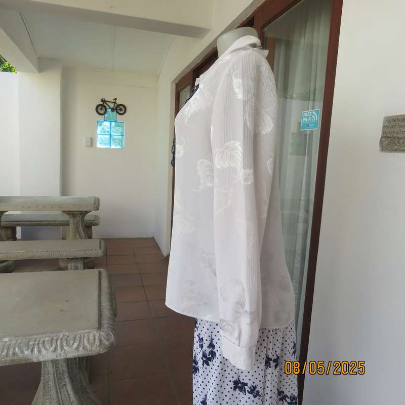 WOOLWORTHS white crinkled leaf embossed long sleeve top in size 38.