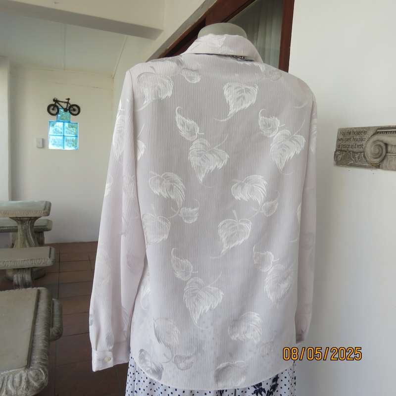 WOOLWORTHS white crinkled leaf embossed long sleeve top in size 38.