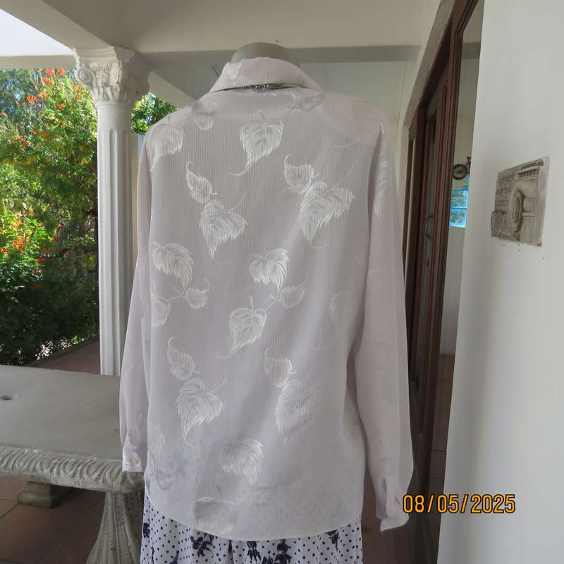 WOOLWORTHS white crinkled leaf embossed long sleeve top in size 38.
