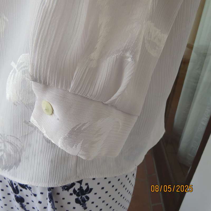WOOLWORTHS white crinkled leaf embossed long sleeve top in size 38.