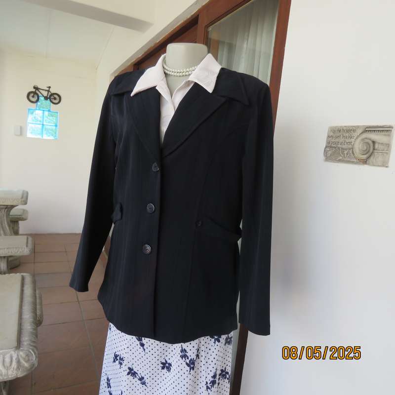 ML Classics navy tailored long sleeve stretch polyester 3 button closure jacket. Size 38