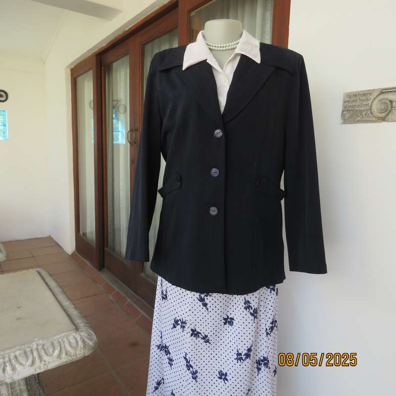 ML Classics navy tailored long sleeve stretch polyester 3 button closure jacket. Size 38