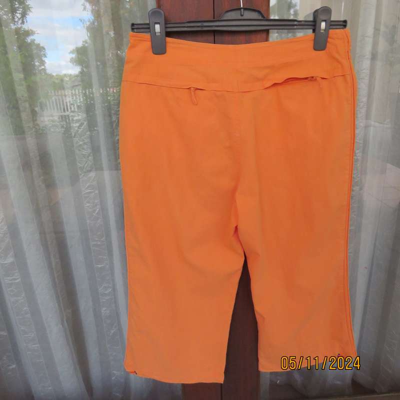 Fashion WOOLWORTHS cropped pants in coral size 34. Cotton-nylon.No stretch.Zip up pockets.As new