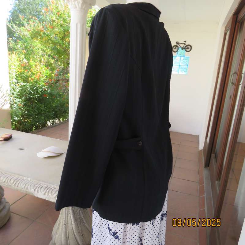 ML Classics navy tailored long sleeve stretch polyester 3 button closure jacket. Size 38