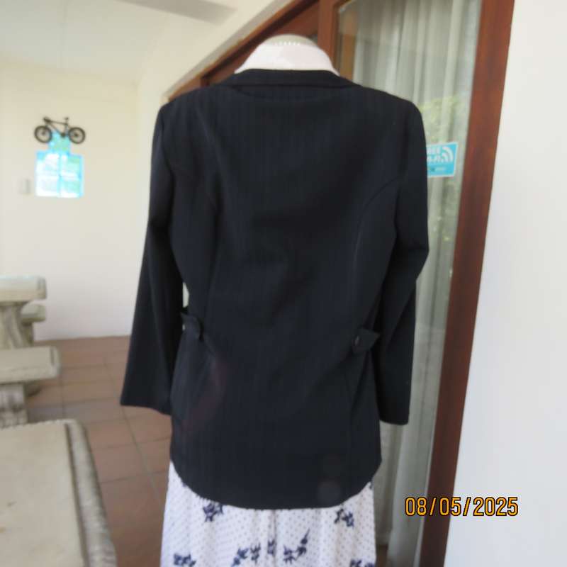 ML Classics navy tailored long sleeve stretch polyester 3 button closure jacket. Size 38
