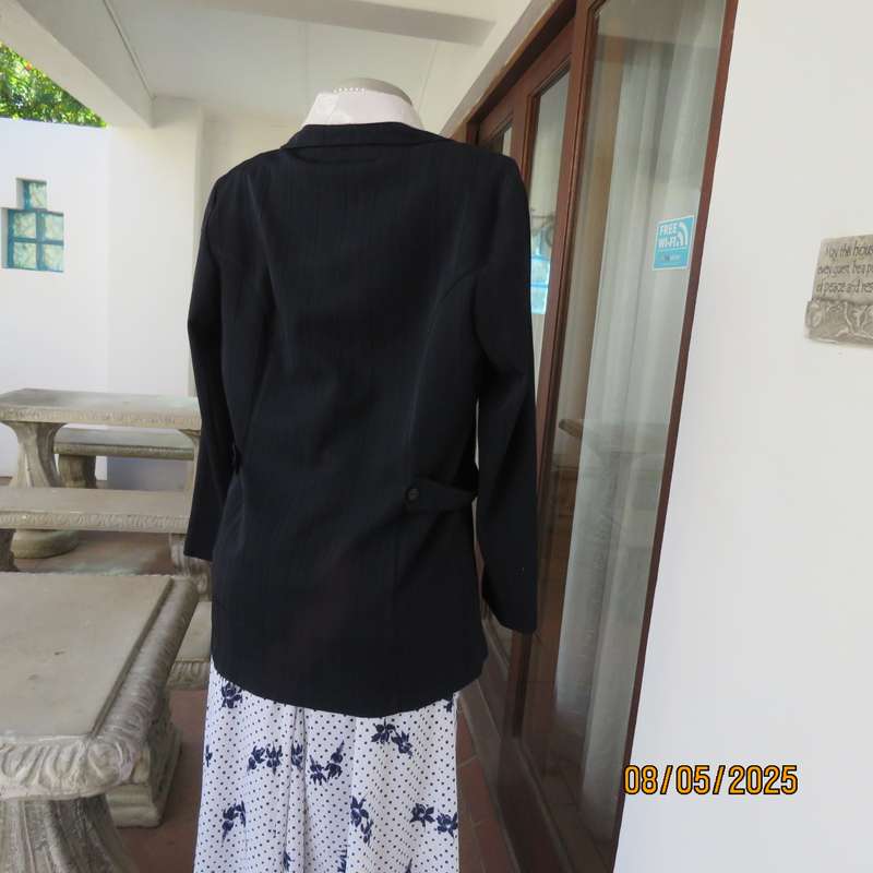 ML Classics navy tailored long sleeve stretch polyester 3 button closure jacket. Size 38