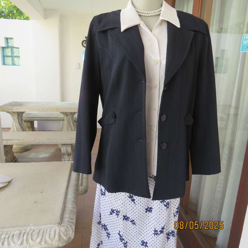 ML Classics navy tailored long sleeve stretch polyester 3 button closure jacket. Size 38