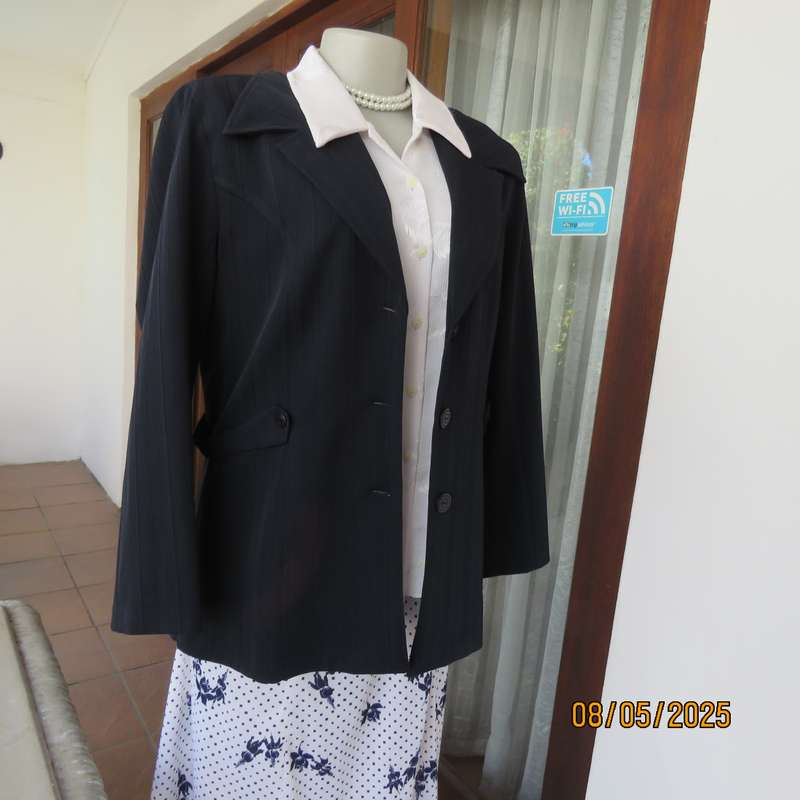 ML Classics navy tailored long sleeve stretch polyester 3 button closure jacket. Size 38